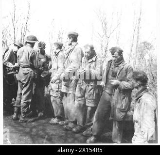 ITALIA: QUINTO CAPO DI PONTE ARMYANZIO - prigionieri di un reggimento di paracadutisti tedesco in cerca di documenti da parte di uomini della sezione "i" del Royal Fusiliers British Army Foto Stock