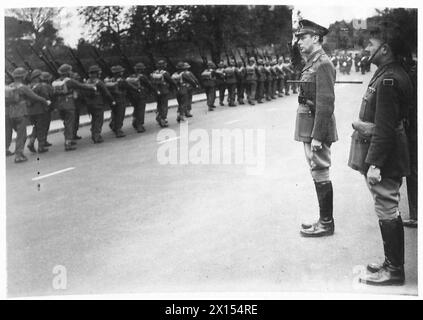 IL RE VISITA LE TRUPPE AUSTRALIANE - sua Maestà prendendo il saluto mentre le truppe marciano oltre l'esercito britannico Foto Stock