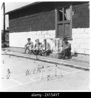 SFOLLATI ITALIANI - partita di calcio modello. Da sinistra a destra - Pte.E.J.Grimes, Fore Street, Plympton , Plymouth Sgt. A.M.Britton, 114 Old Church Road, S.Chingford, E.4 Sgt. W.Howard Rookery Cottages, Coles Oak Lane, Dedham vicino Colchester British Army, 21st Army Group Foto Stock