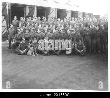 ABILI MECCANICI AL LAVORO NELL'ESERCITO - Una foto di gruppo di ufficiali e uomini della RASC Station British Army Foto Stock