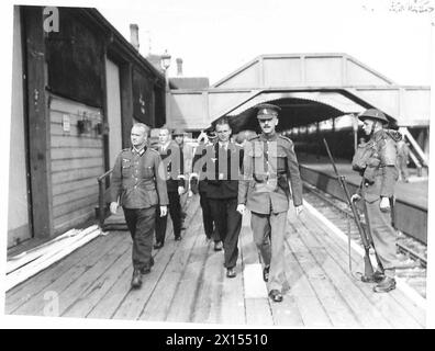 PRIGIONIERI DI GUERRA TEDESCHI DA RIMPATRIARE - prigionieri tedeschi visti camminare sulla banchina sotto scorta dell'esercito britannico Foto Stock