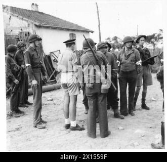 L'OPERAZIONE TORCH, NOVEMBRE 1942 - truppe americane della 34th Infantry Division che interrogano un ufficiale dell'aeronautica francese catturato vicino all'aeroporto Maison Blanche, Algeri, 9 novembre 1942 US Army, French Air Force Foto Stock