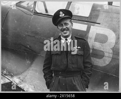 DISTINGUISHED FLYING CROSS : ACTING FLIGHT LIEUTENANT ARTHUR ALLAN GLENN, DFC., R.A.F. NO.41 SQUADRON. - Questo ufficiale ha condotto il suo volo con abilità e passione eccezionali. È un combattente molto determinato, i cui sforzi per distruggere il nemico in ogni occasione sono stati molto lodevoli. Da quando è stato insignito del Distinguished Flying Cross Flight, il tenente Glenn ha distrutto sei aerei nemici e ne ha danneggiati molti altri. LISTA DEI PREMI N. 693. (Foto rilasciata nel 1943) Royal Air Force Foto Stock