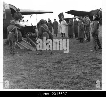 IL GENERALE BRERETON ISPEZIONA LE ATTREZZATURE della 6TH AIRBORNE DIVISION [BR] - il tenente generale Brereton osserva una jeep che esce dal nuovo aliante Horsa, in cui il naso oscilla per consentire ai veicoli una corsa rettilinea quando l'aereo entra in operazioni British Army Foto Stock