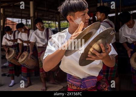 Bangkok, Thailandia. 15 aprile 2024. I giovani suonano la batteria lunga Isaan come parte di un tradizionale festival di Songkran al Wat Chai Sri a Khon Kaen, Thailandia. (Credit Image: © Andre Malerba/ZUMA Press Wire) SOLO PER USO EDITORIALE! Non per USO commerciale! Crediti: ZUMA Press, Inc./Alamy Live News Foto Stock