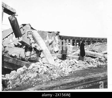 BELGRADEDAMAGE CAUSATO DA BOMBARDAMENTI AEREI TEDESCHI - scatola di segnalazione distrutta sulla destra, e capannoni ferroviari sulla sinistra dell'esercito britannico Foto Stock