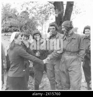 Una ragazza russa liberata ex schiava saluta le truppe russe mentre le forze dell'esercito britannico si collegano con le unità russe, il 21st Army Group. Foto Stock