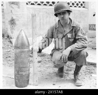 QUINTO ESERCITO: ANZIO CONFRONTO TESTA DI PONTE IN PROIETTILI TEDESCHI - 1° Sgt. W.A. Hill con proiettili da 210 mm British Army Foto Stock