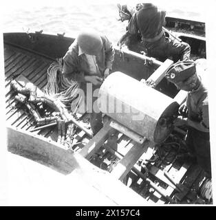 A Bizerta, i subacquei e l'equipaggio dell'esercito britannico regolano le cariche di profondità mentre sgombrano i porti del Nord Africa per l'uso operativo. Foto Stock