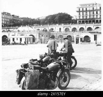 L'OPERAZIONE TORCH, NOVEMBRE 1942 - Despatch riders della 78th Infantry Division britannica con le loro motociclette BSA catturate ad Algeri, 9 novembre 1942 British Army, British Army, 78th Infantry Division Foto Stock