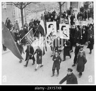 Una processione a Belgrado celebra la giornata dell'Armata Rossa, con bandiere americane e britanniche esposte accanto ai simboli sovietici, che segnano la solidarietà alleata durante la guerra. Foto Stock