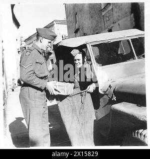 ITALIA : QUINTO SETTORE ARMYBRITISH - Una Jeep degli Hampshires chiama la posta presso l'ufficio postale dell'unità di Casala British Army Foto Stock