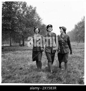 TRASFERIMENTO DI FANTERIA AL ROYAL ARMORED CORPS - tre ragazze sudafricane che sono venute a proprie spese per unirsi all'ATS e fare la loro parte nell'esercito britannico dello sforzo di guerra dell'Impero Foto Stock