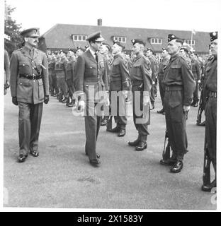 IL DUCA DI KENT ISPEZIONA I ROYAL FUSILIERS - il Duca ispeziona gli uomini in parata dell'esercito britannico Foto Stock