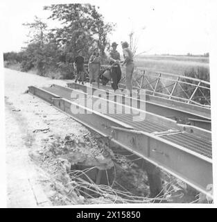 IL QUINTO ESERCITO SI UNISCE ALLE FORZE DELLA TESTA DI PONTE - LIEUT. P. Hopkinson, Easling, Middx., saluta i primi civili che tornano alle loro case, British Army Foto Stock