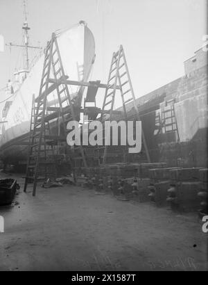 HMS AYLMER IN RIPARAZIONE A LIVERPOOL. DAL 6 FEBBRAIO AL 5 APRILE 1945, MOLO CLARENCE GRAVING, LIVERPOOL. LE RIPARAZIONI IN CORSO SULLO STELO E SULLE PARATIE DELLA FREGATA AMERICANA HMS AYLMER, CAPITANI DI CLASSE, DOPO CHE LEI, CON ALTRE NAVI DEL 4° GRUPPO DI SCORTA, SPERONARONO E AFFONDARONO UN U-BOOT NEL GENNAIO 1945. - Il 6 febbraio l'impalcatura in posizione pronta per iniziare il lavoro Foto Stock