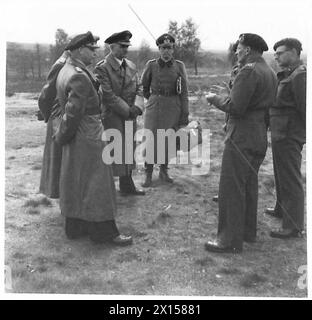 I TEDESCHI CHIEDONO CONDIZIONI DI PACE - il feldmaresciallo Sir Bernard Montgomery con i delegati tedeschi fuori dal suo quartier generale al 21 gruppo d'armate Kinzel, Eberhard, Friedeburg, Hans-Georg von, Wagner, Gerhard, Freidel, Hans Jochen, Knee, Derek John, Montgomery, Bernard Law, Ewart, James Oliver, British Army, 21st Army Group Foto Stock