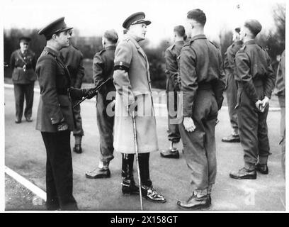 BRIG. SIR PERCY LAURIE ISPEZIONA LA POLIZIA MILITARE - il brigadiere Sir Percy parla con uno degli uomini dell'esercito britannico Foto Stock