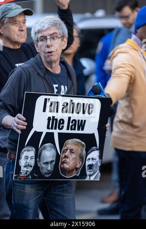 New York, Stati Uniti. 15 aprile 2024. Il primo giorno del processo penale dell'ex presidente Donald Trump a New York, New York, lunedì 15 aprile 2024. Crediti notizie dal vivo: Maxim Elramsisy/Alamy Live News Foto Stock
