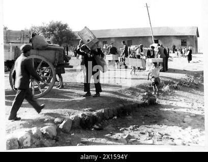 INVASIONE DELLA SICILIA - quando le nostre truppe sono entrate a Vizzini, questa è la vista che ha salutato i loro occhi - saccheggiando l'esercito dell'asse, la discarica di cibo dell'esercito britannico Foto Stock