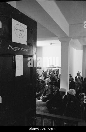 MUSULMANI IN GRAN BRETAGNA: CELEBRAZIONI EID UL FITR, 1941 - Una vista della sala di preghiera della Moschea di East London durante le celebrazioni Eid ul Fitr Foto Stock
