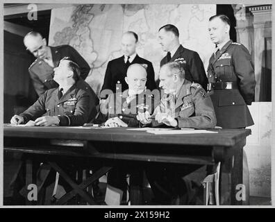 GENERALE DWIGHT D EISENHOWER 1942 - 1945 - Eisenhower conferisce al generale Montgomery (al comando delle forze britanniche) alla Conferenza dei capi di Stato maggiore a Londra Eisenhower, Dwight David Foto Stock