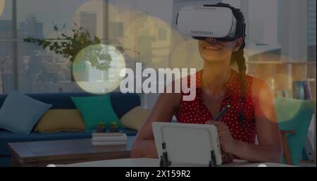 Immagine di spot luminosi sulla donna birazziale con visore vr Foto Stock