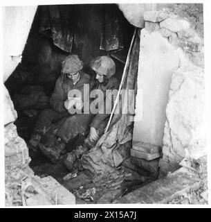 ITALIA: OTTAVO ESERCITO (VARIO) - riposando nel loro scavato, da sinistra a destra, Pte. J. Madden di King's Lynn, Norfolk e Sgt. D. Williams di Bootle, Liverpool British Army Foto Stock