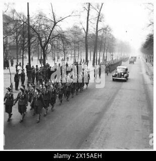 I membri del servizio territoriale ausiliario ricevono il saluto durante una marcia dei segnali reali con il personale dell'esercito britannico del 21st Army Group, dimostrando disciplina militare e protocollo cerimoniale. Foto Stock