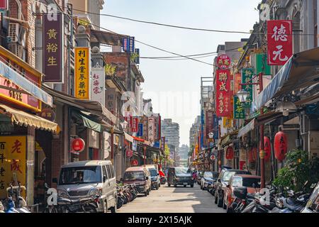 Taipei, Taiwan - 12 novembre 2019: Mercato di Dihua Street, famosa attrazione turistica, la gente può vedere camminare ed esplorare intorno ad esso. La strada è una grande Foto Stock