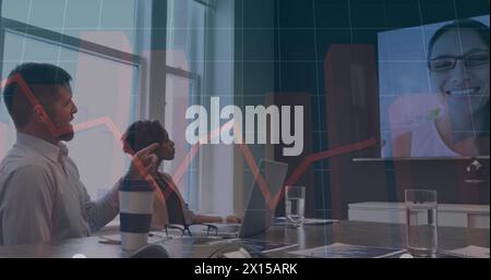 Elaborazione di dati statistici su diversi imprenditori che hanno una conferenza di immagini in ufficio Foto Stock