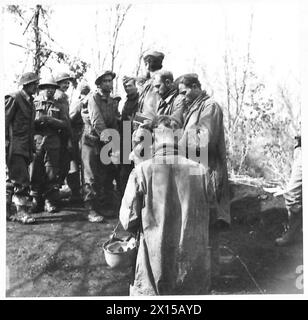 ITALIA: QUINTO CAPO DI PONTE ARMYANZIO - prigionieri di un reggimento di paracadutisti tedesco in cerca di documenti da parte di uomini della sezione "i" del Royal Fusiliers British Army Foto Stock