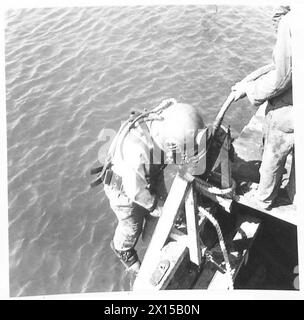 Il personale dell'esercito britannico indaga sulle profondità di un porto nordafricano a Bizerta come parte delle operazioni di sgombero. Foto Stock