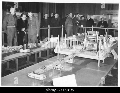 Una vista generale della mostra "Mulberry" di Londra mostra le esposizioni e le attrezzature dell'esercito britannico nella sala espositiva. Foto Stock