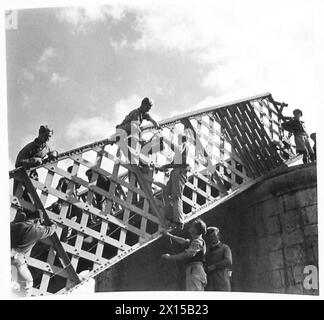 ITALIA : OTTAVA COSTRUZIONE FRONTBRIDGE DELL'ESERCITO - i Sappers si mettono al lavoro fissando le cariche di taglio alla parte inferiore delle travi, in piedi sopra il loro camion esplosivo da tre tonnellate per lo scopo British Army Foto Stock