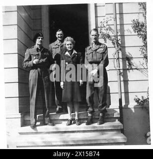 LA DEPUTATA AMERICANA VISITA L'OTTAVO FRONTE DELL'ESERCITO - da sinistra a destra:- Lieut. Generale Anders - Comandante polacco Lieut. Generale C.F. Keightley - Comandante dei 5 corpi Mrs. Clare Booth luce - deputata americana Lieut. Generale Sir Richard L. McCreery - Comandante dell'8th Army, British Army Foto Stock