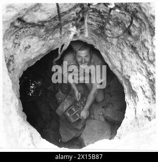 IL CONVOGLIO D'ACQUA DEL DESERTO VA ALLA RICERCA DI FONTI DI ACQUA DOLCE - a volte le buche d'acqua sono abbastanza profonde. In questo particolare buco l'acqua viene trasportata in barattoli per mezzo di un windlass British Army fatto in casa Foto Stock