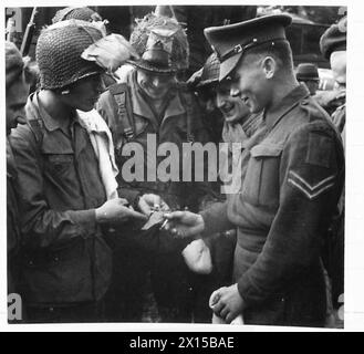 CON LE TRUPPE BRITANNICHE IN OLANDA. Le truppe americane e britanniche si riuniscono quando visitano l'unità Bath and Laundry, British Army, 21st Army Group Foto Stock