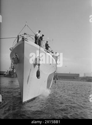 Il 19 settembre 1942, il nuovo cacciatorpediniere britannico HMS Chiddingfold viene fotografato al King George V Dock, mostrando gli archi in vista. Foto Stock