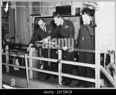 AIR MARSHAL SIR RODERIC HILL - Una fotografia scattata il 22 ottobre 1944 nella sala delle operazioni, Fighter Command, del maresciallo dell'aria Sir Roderic M.Hill, KCB.,MC.,AFC., che sarà Air Officer Commanding-in-Chief Fighter Command. Con lui ci sono due ufficiali di stato maggiore, Squadron leader R.S. Ingram [a sinistra] e Group Captain G.E.Simpson, OBE Royal Air Force Foto Stock