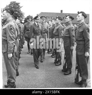 IL DUCA DI KENT ISPEZIONA I ROYAL FUSILIERS - il Duca ispeziona gli uomini in parata dell'esercito britannico Foto Stock