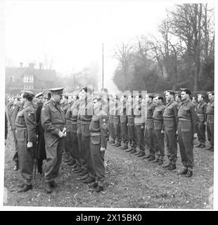 ISPEZIONE DELLE TRUPPE DI TERRANOVA DA PARTE DEL TENENTE GENERALE N.M. RITCHIE, CBE, DSO, MC. - Il tenente generale Ritchie accompagnato dal signor D.J. Davies, ispeziona le truppe del reggimento Terranova dell'esercito britannico Foto Stock