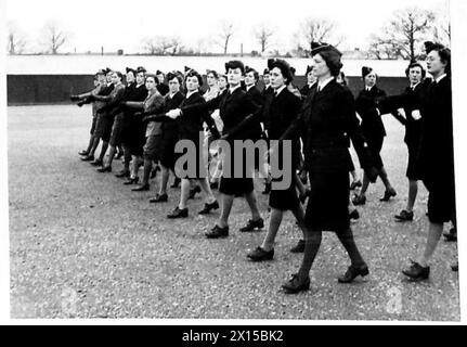 ADDESTRAMENTO DI FINE SETTIMANA PER RAGAZZE CHE ADDESTRANO UFFICIALI DEL CORPO - ufficiali G.T.C. e W.J.A.C. sul campo di parata al Training Centre British Army Foto Stock