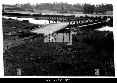 Le fotografie didattiche documentano le operazioni di ponte, mostrando più ponti in diverse fasi di costruzione per la 47th Division. Foto Stock