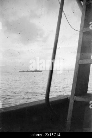 AZIONE DEL PESCHERECCIO HM LADY SHIRLEY CON U-BOAT TEDESCO. SETTEMBRE 1941, A BORDO DELLA HMT LADY SHIRLEY, DURANTE E DOPO L'AZIONE. UN GRANDE U-BOAT TEDESCO SI ARRESE A SEGUITO DELL'AZIONE DI LADY SHIRLEY. IL PESCHERECCIO ERA DI PATTUGLIA QUANDO L'U-BOAT FU AVVISTATO IN SUPERFICIE. L'U-BOOT SI TUFFÒ IMMEDIATAMENTE E IL PESCHERECCIO ATTACCÒ CON CARICHE DI PROFONDITÀ. QUESTI COSTRINSERO IL SOTTOMARINO IN SUPERFICIE, E FU SUBITO INGAGGIATA DALLE MITRAGLIATRICI E DALLE 4' DI LADY SHIRLEY. DOPO ESSERE STATO COLPITO DA DIVERSI PROIETTILI DA 4', L'EQUIPAGGIO DELL'U-BOOT SI ARRESE. L'U-BOAT AFFONDÒ. LADY SHIRLEY RAGGIUNSE GIBILTERRA CON 44 Foto Stock