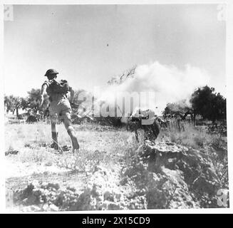 LIBERTÀ DI PAROLA SUL SUOLO ITALIANO DOPO 21 ANNI - nella loro guida Northi l'8th Army incontrò e mise a tacere molti dei cannoni bogey di Jerry, e ora molto familiare pezzo di artiglieria nemica multiuso da 88 mm. In queste immagini gli uomini dell'8th Army sono visti sovraffollare un sito di cannoni nemici da 88 mm precedentemente pugnalato dai combattenti della RAF British Army Foto Stock