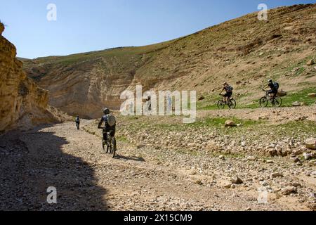 Gita in mountain bike nel deserto della Giudea, Israele Foto Stock