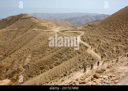 Gita in mountain bike nel deserto della Giudea, Israele Foto Stock