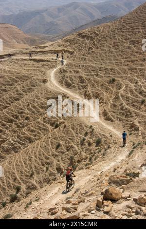 Gita in mountain bike nel deserto della Giudea, Israele Foto Stock