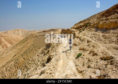 Gita in mountain bike nel deserto della Giudea, Israele Foto Stock